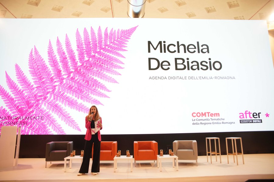 Michela De Biasio che presenta l'evento