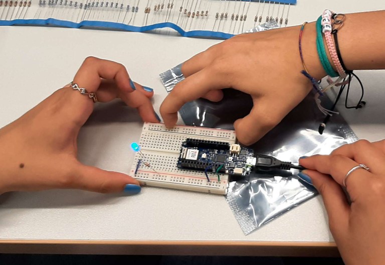 Ragazze che prototipano utilizzando una scheda Arduino