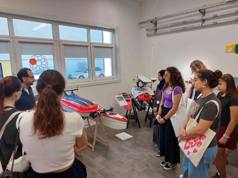 Visita al CNR - Ragazze che guardano prototipi