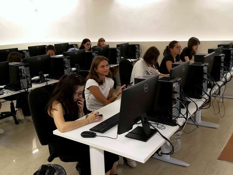 Camp di Imola - Ragazze in laboratorio