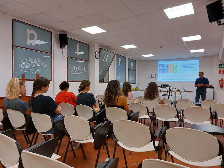 Lezione in aula - Ragazze in ascolto