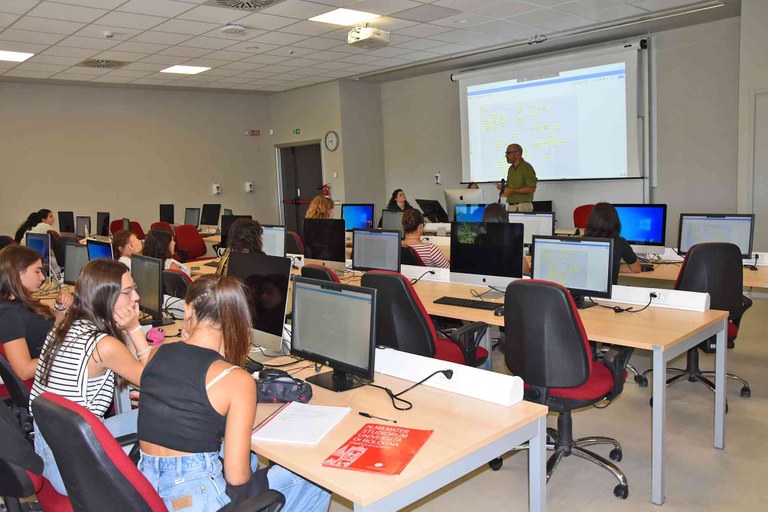 Camp Cesena - Aula di ragazze in ascolto