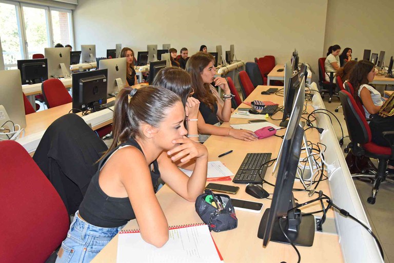 Camp Cesena - Ragazze intente a prendere appunti