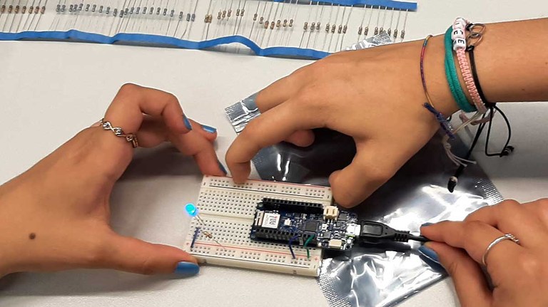 Ragazze intente a prototipare utilizzando Arduino